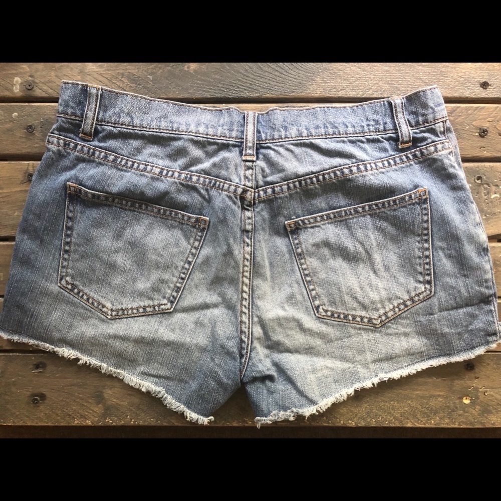 Women’s Cut off shorts. Lightwash Size 8 London - Picture 4 of 4